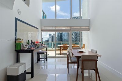 2010 - 41 Se 5th St, Condo with 2 bedrooms, 2 bathrooms and null parking in Miami FL | Image 1