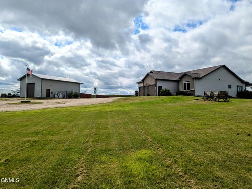 2467 Labrador Dr, Mandan, ND, 58554-8546 | Card Image