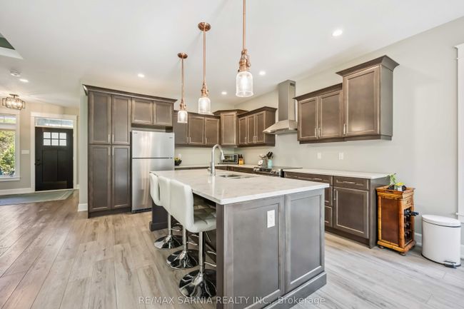 9934 Nipigon St, House other with 2 bedrooms, 2 bathrooms and 2 parking in Port Franks ON | Image 10