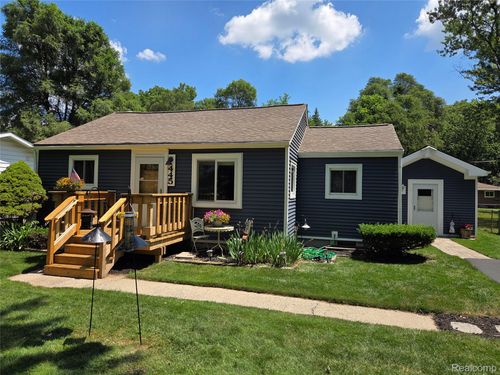 445 Clark Rd, Highland, MI, 48357-4703 | Card Image