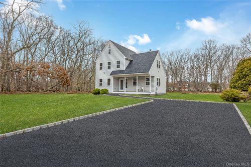 24 Buckskin Ln, Riverhead, NY, 11901-6632 | Card Image