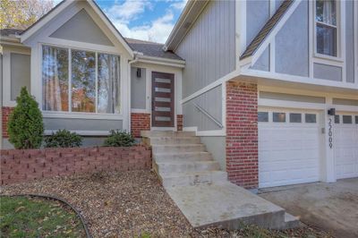 Entrance featuring new modern entry door | Image 2