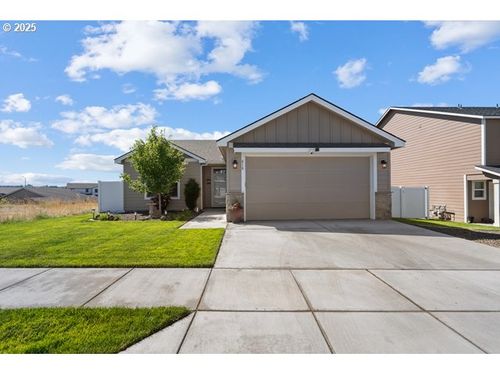 818 E Montana Ave, Hermiston, OR, 97838-2230 | Card Image