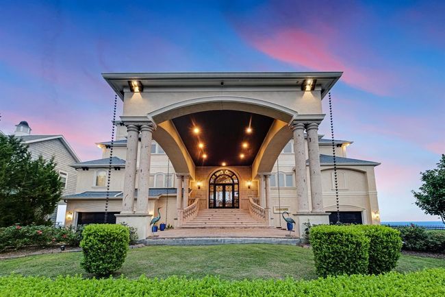 Large covered arrival point at the front door | Image 9