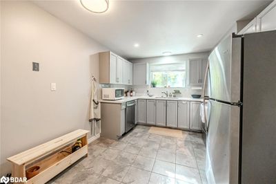 LOWER - 63 Gunn St, House other with 2 bedrooms, 1 bathrooms and 2 parking in Barrie ON | Image 3