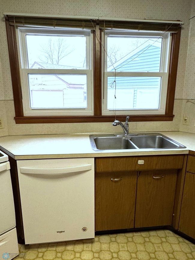 Double window in kitchen | Image 13