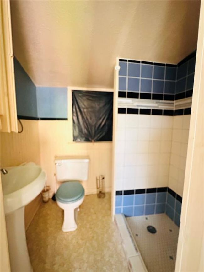 1002 Hopkins St, House other with 5 bedrooms, 3 bathrooms and null parking in Yoakum TX | Image 29