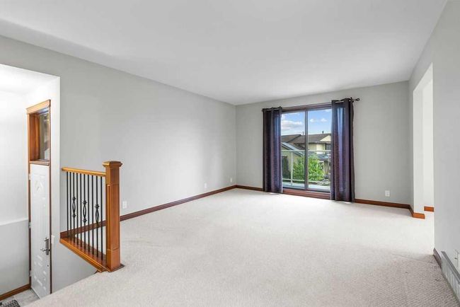 76 Coach Gate Way Sw, House other with 3 bedrooms, 2 bathrooms and 4 parking in Calgary AB | Image 7