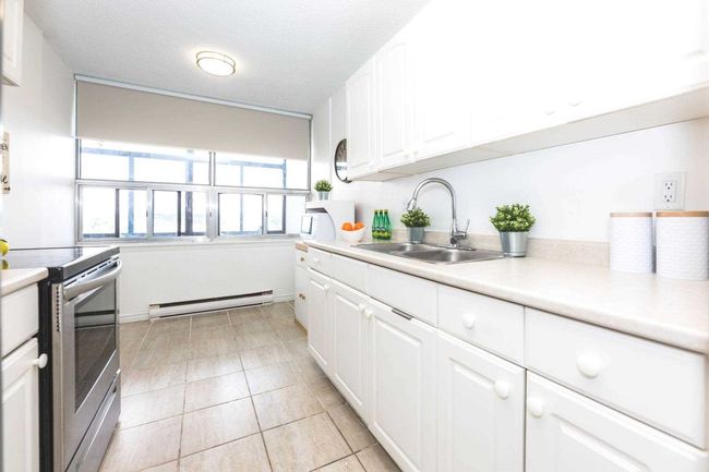 1404 - 25 Kensington Rd, Condo with 2 bedrooms, 1 bathrooms and 1 parking in Brampton ON | Image 11