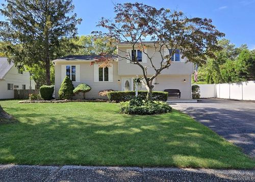 76 Skylark Dr, Holtsville, NY, 11742-2219 | Card Image