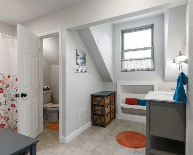 Upstairs bathroom | Image 25