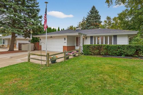 2139 E Leroy Avenue, Saint Francis, WI, 53235 | Card Image