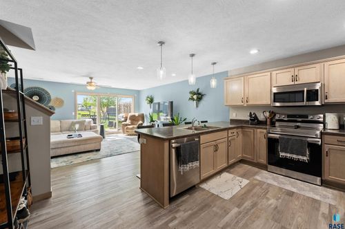 2413 S Ronsiek Ave, Sioux Falls, SD, 57106-7342 | Card Image