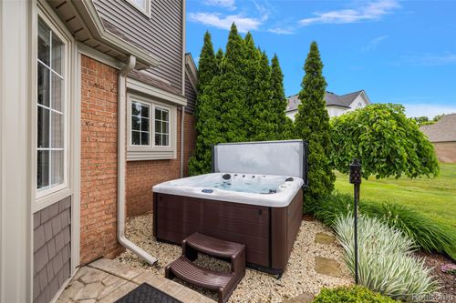 19301 Lakeland Dr, Macomb, MI, 48044-3654 | Card Image