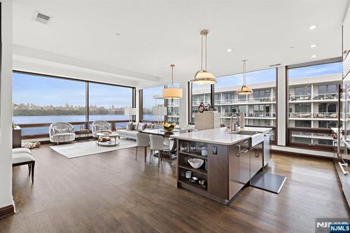 9 Somerset Ln, Edgewater, NJ, 07020-2401 | Card Image