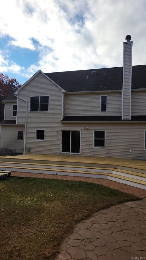 414 Railroad Ave, Center Moriches, NY, 11934-1300 | Card Image