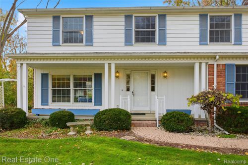 30033 Valley Side Dr, Farmington Hills, MI, 48334-2070 | Card Image