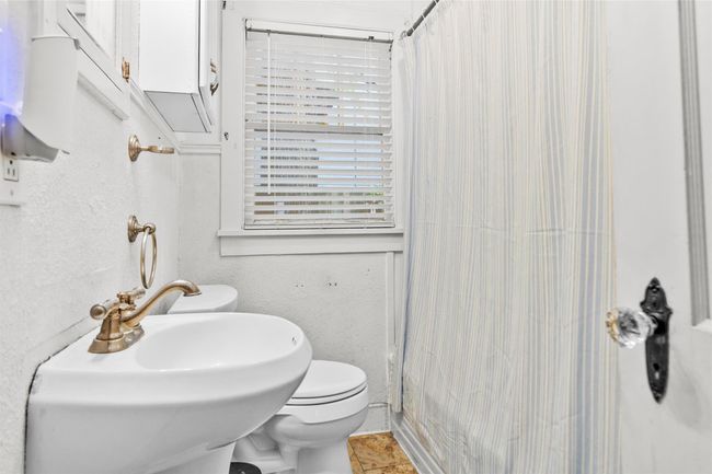 Shower and tub combo. | Image 23