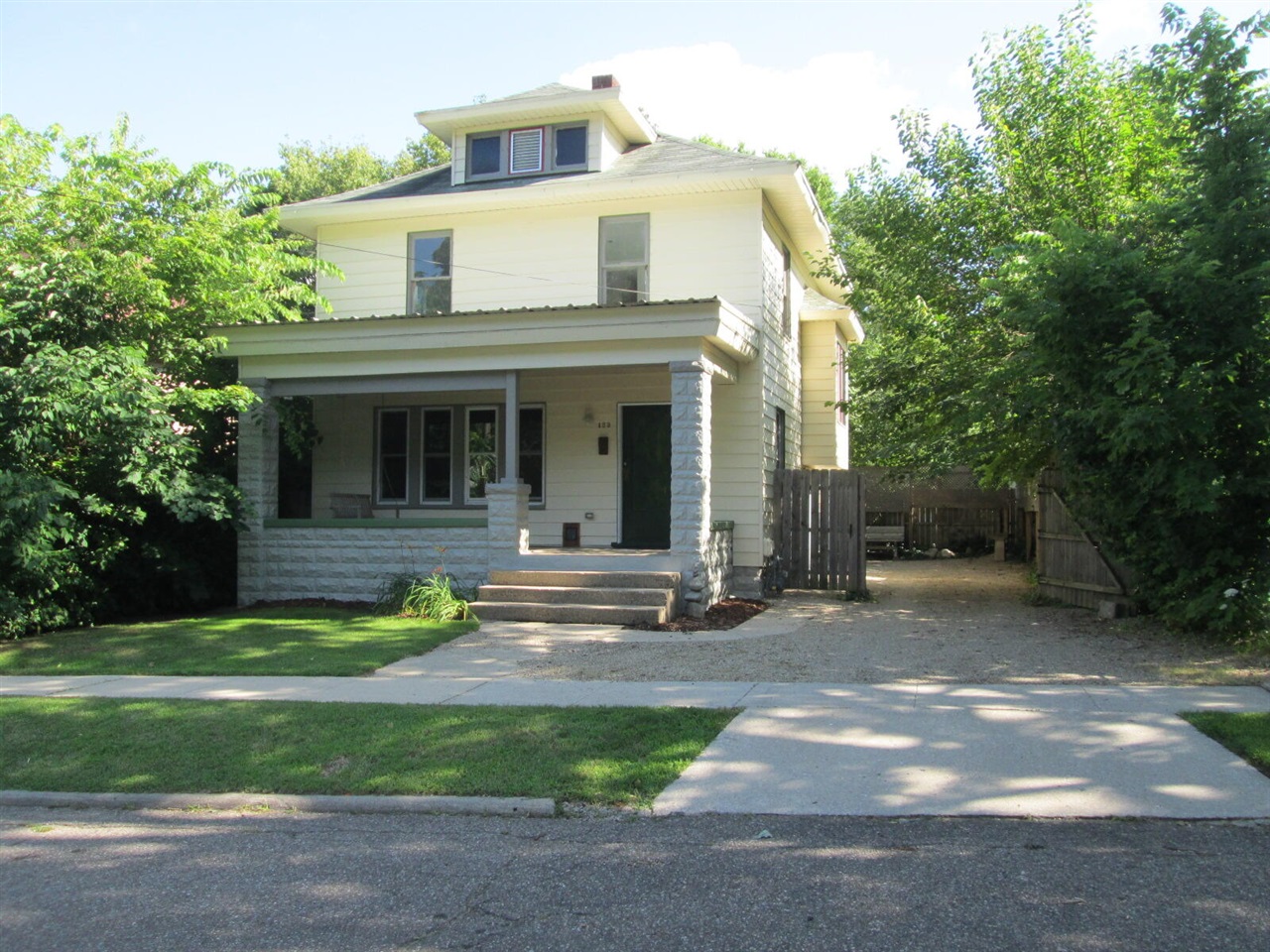 Roe St, Buchanan, MI 49107
