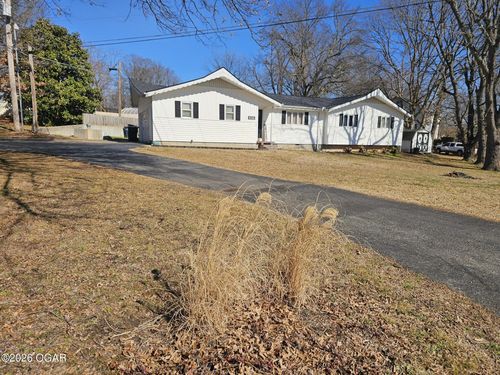 816 Oak Crst, Baxter Springs, KS, 66713-2926 | Card Image