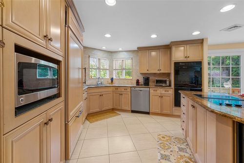 7 Robbins Ln, Great Neck, NY, 11020-1226 | Card Image