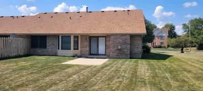 118 Old Carriage Drive, House attached with 3 bedrooms, 2 bathrooms and null parking in Englewood OH | Image 2