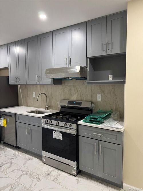 3fl-224 57th Ave, Oakland Gardens, NY, 11364-2056 | Card Image