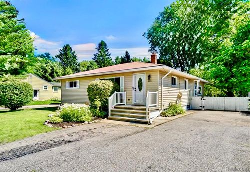 6333 Harriet Dr, Waterford, MI, 48327-1216 | Card Image