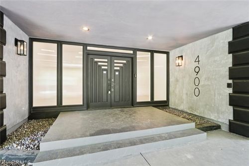 4900 Queen Victoria Rd, Woodland Hills, CA, 91364-4754 | Card Image