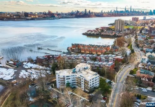 1375 River Rd, Edgewater, NJ, 07020-1455 | Card Image