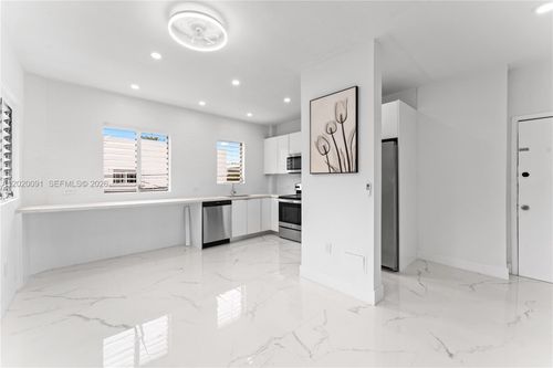 2d-842 Meridian Ave, Miami Beach, FL, 33139-5782 | Card Image