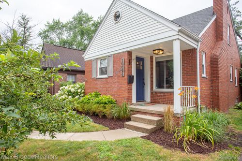 10096 Hart Ave, Huntington Woods, MI, 48070-1126 | Card Image