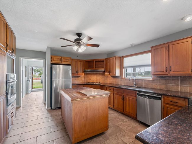 17645 Highway 6, Home with 3 bedrooms, 3 bathrooms and 2 parking in Navasota TX | Image 16