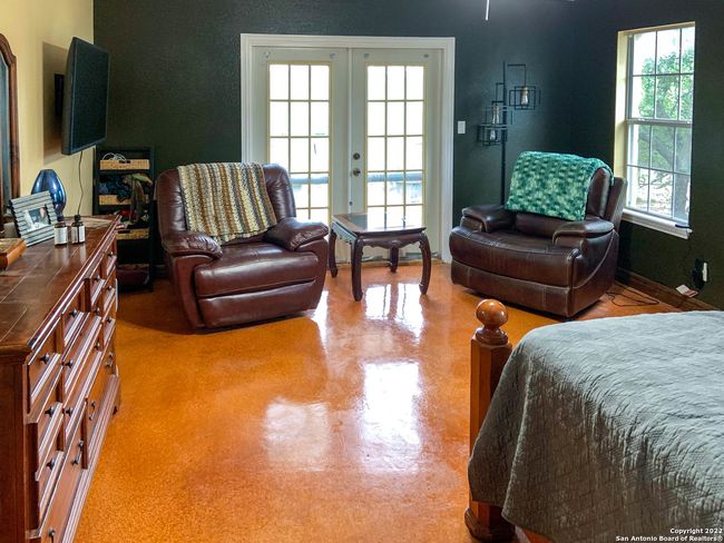 208 Scenic Mountain Dr, House other with 2 bedrooms, 3 bathrooms and null parking in Lakehills TX | Image 22