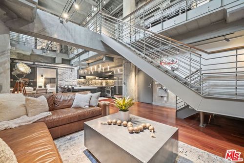 a005-330 W 11th Street, Los Angeles, CA, 90015 | Card Image