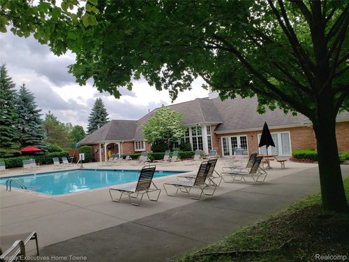 4289 Berkshire Dr, Sterling Heights, MI, 48314-1215 | Card Image