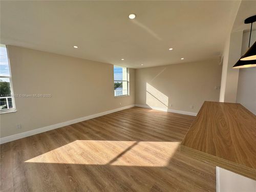 apt-3g-16546 Ne 26th Ave, North Miami Beach, FL, 33160-4060 | Card Image