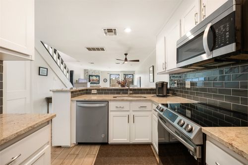 47-7122 Wood Hollow Dr, Austin, TX, 78731-2545 | Card Image