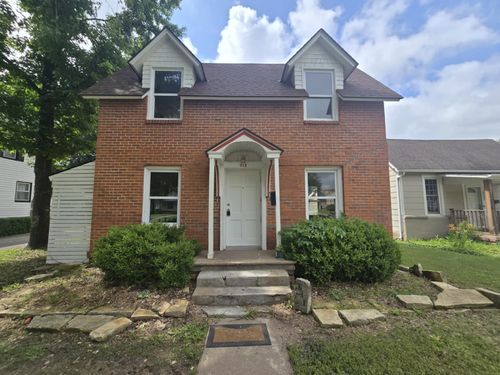 611 E 10th Ave, Winfield, KS, 67156-3704 | Card Image