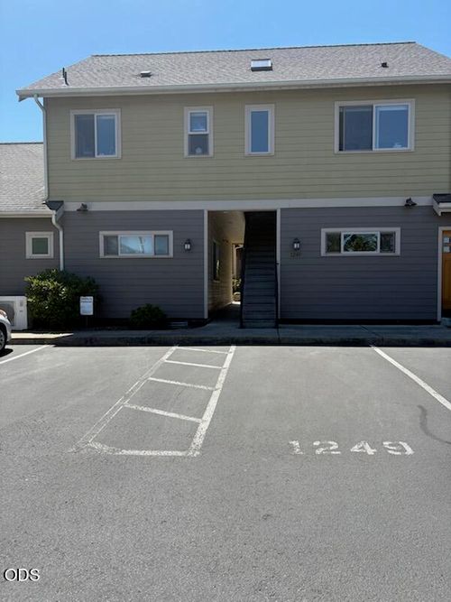 1249 Iowa St, Ashland, OR, 97520-2221 | Card Image