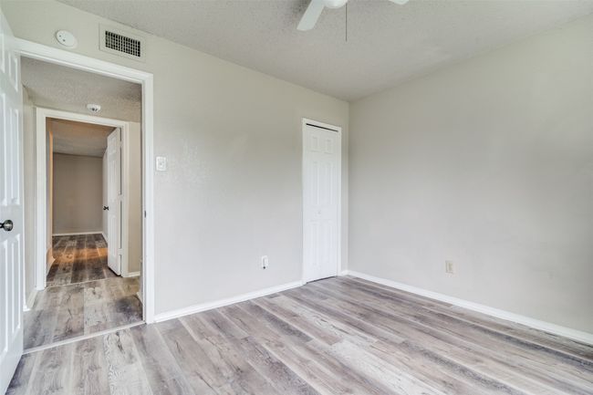 Spare room with light wood finished floors, ceiling fan, a smoke detector, and a textured ceiling | Image 17