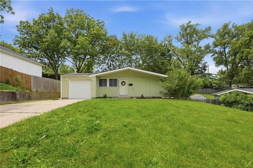 5706 N Woodland Ave, Kansas City, MO, 64118-5425 | Card Image