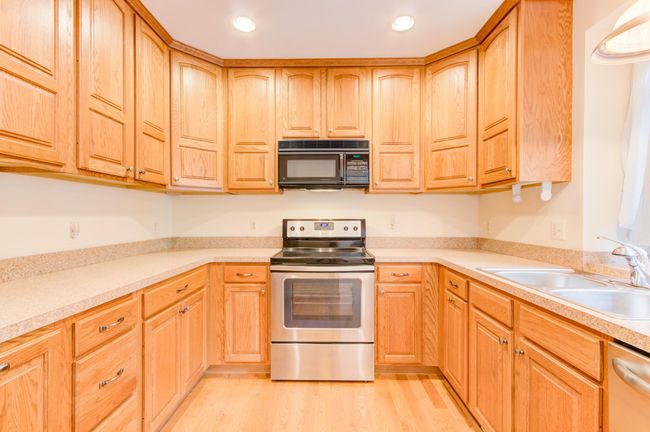 801 Sherman Dr, Condo with 2 bedrooms, 3 bathrooms and null parking in Royal Oak MI | Image 17