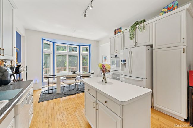 17_38049_Lantern_Hill_Ct_Farmington_Hills_MI_48331_USA-Kitchen-194376_HDR-10.jpg | Image 16