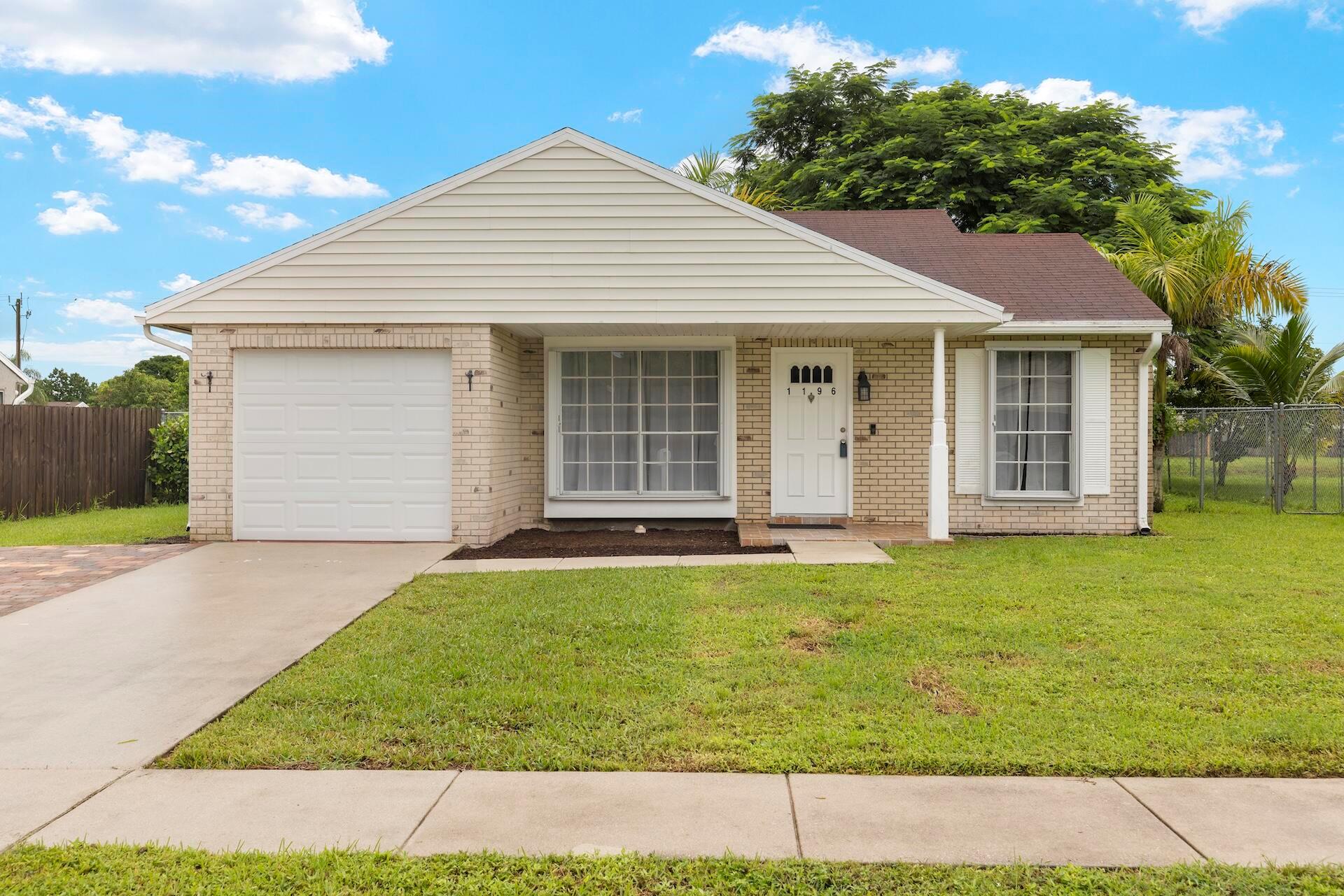 Grandview Cir, Royal Palm Beach, FL 33411