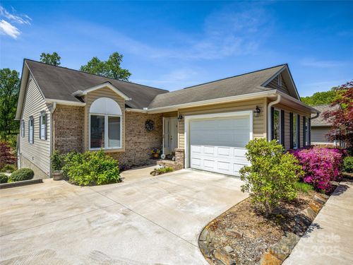 27 Putter Ct, Hendersonville, NC, 28739-8705 | Card Image