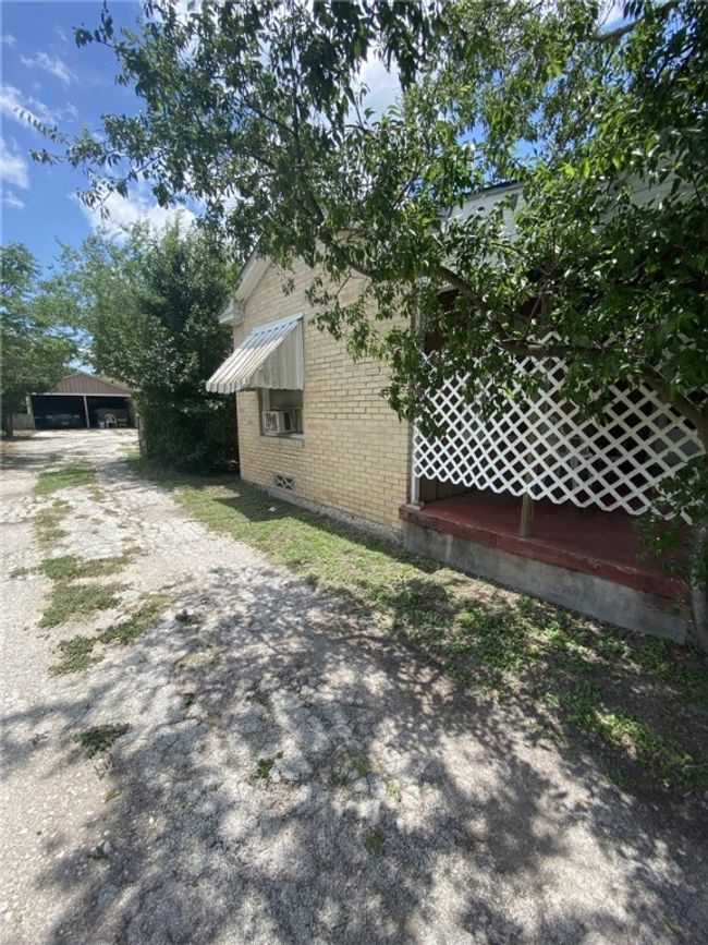 1040 E 5 Th St, House other with 2 bedrooms, 1 bathrooms and 4 parking in Alice TX | Image 8