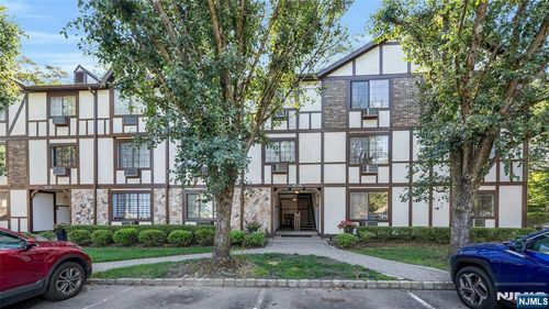 916 Thoreau Ct, Mahwah, NJ, 07430-2358 | Card Image