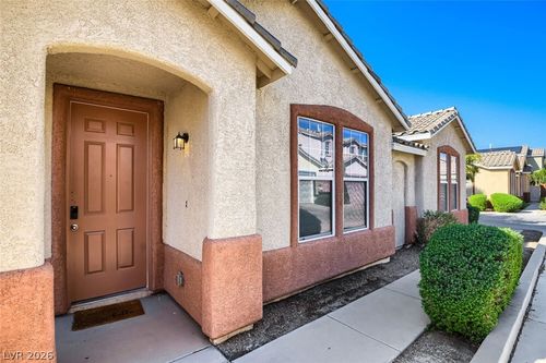 6722 Black Oil Dr, Las Vegas, NV, 89122-8127 | Card Image