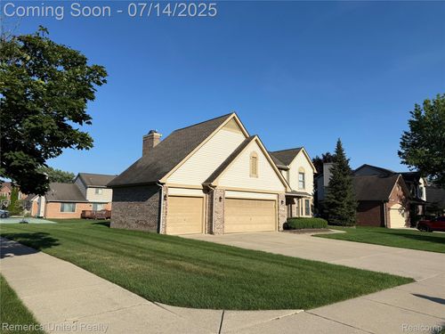 18506 Glengarry Dr, Livonia, MI, 48152-8098 | Card Image